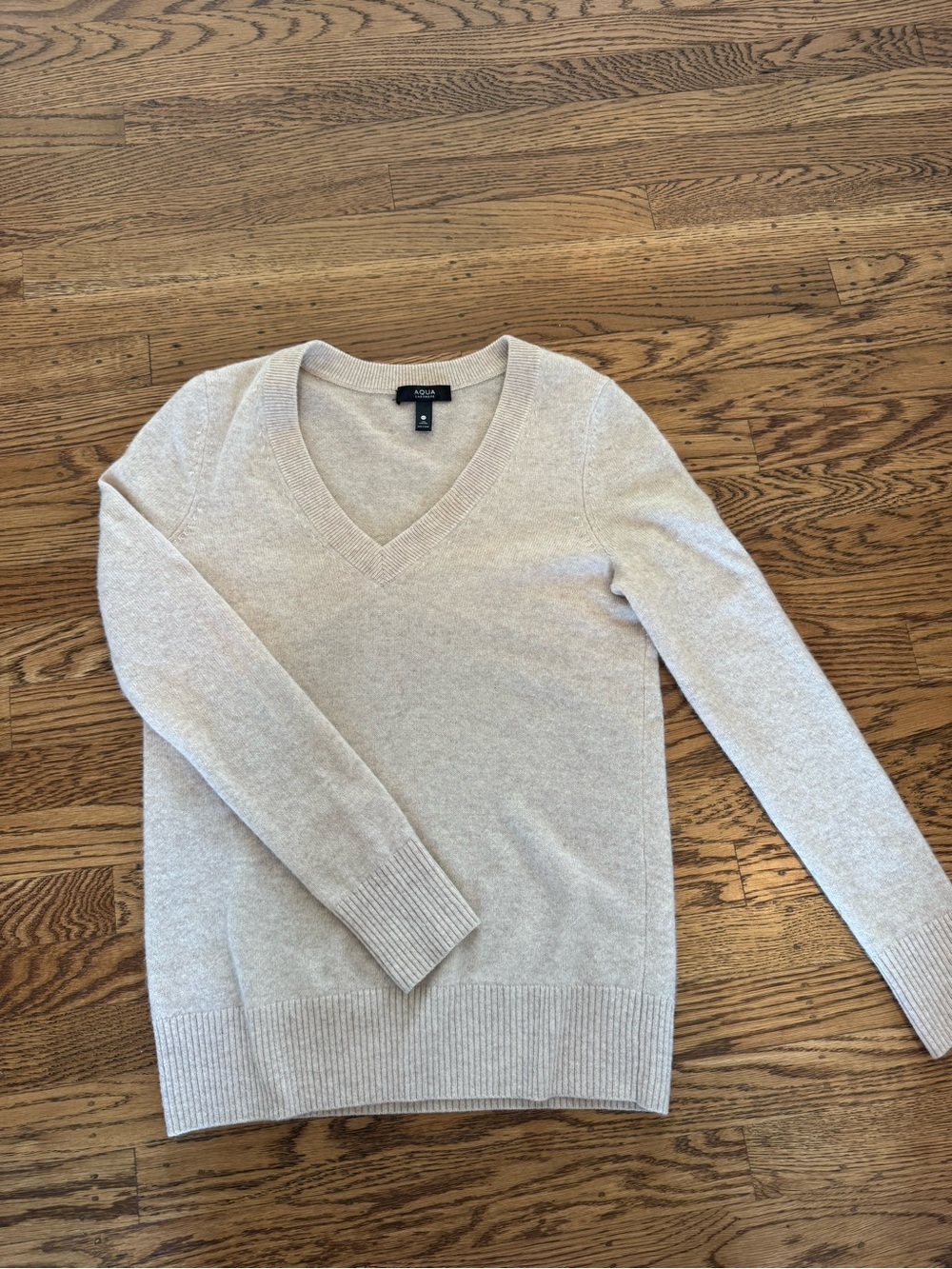 Aqua Women's Cashmere V-Neck Sweater in Oatmeal